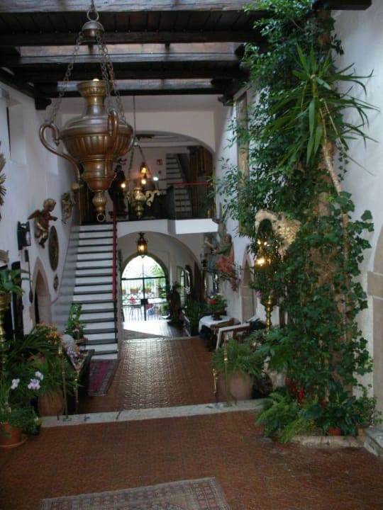 Hauptflur in der Burg mit Rezeption Schloss Hotel Korb