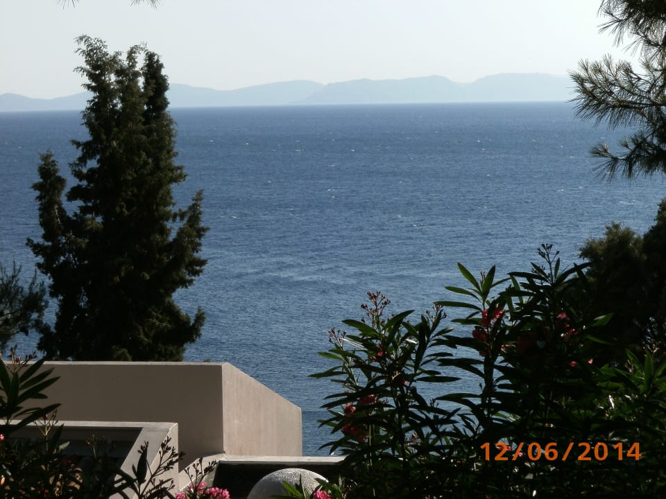 Gegenüber liegt griechische Insel Samos. Hotel Pine Bay Holiday Resort