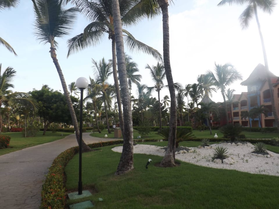 Gartenansicht der Hotelanlage Punta Cana Princess All Suites Resort & Spa