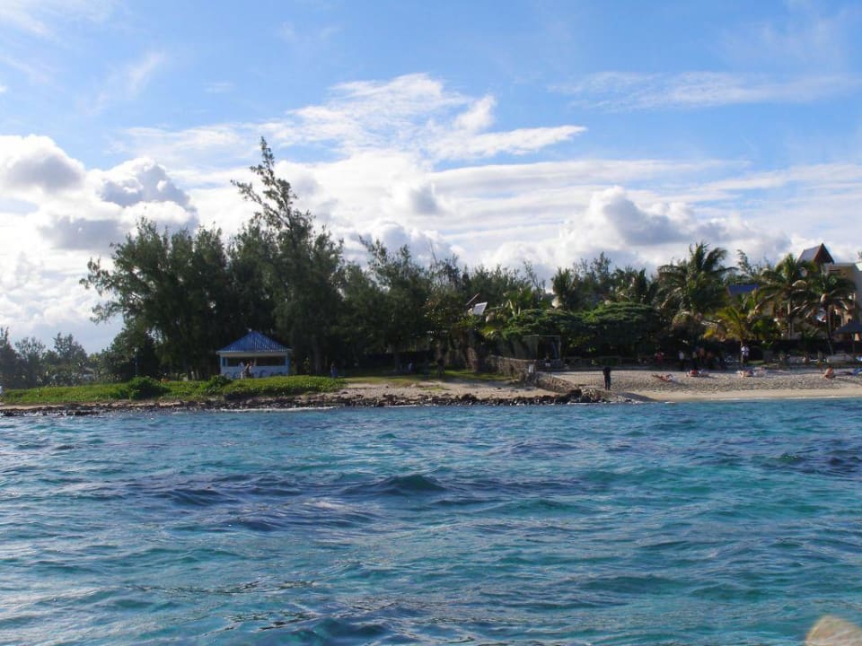 Rechts noch Hotelstrand links Le Peninsula Bay Beach Resort & Spa