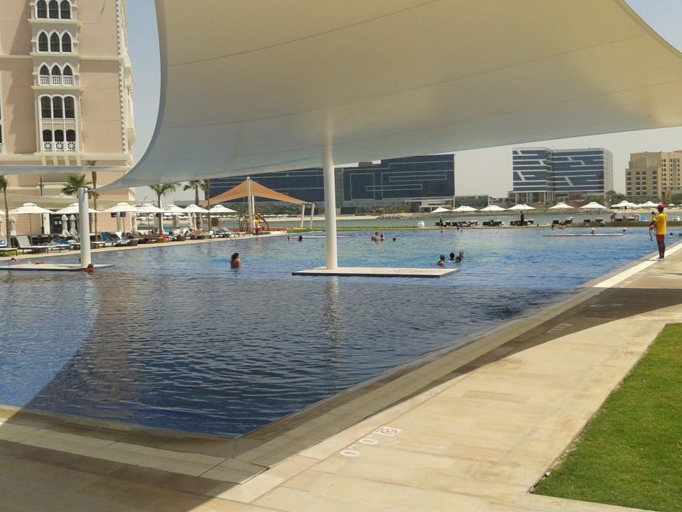 Der riesiger Pool The Ritz-Carlton Abu Dhabi Grand Canal