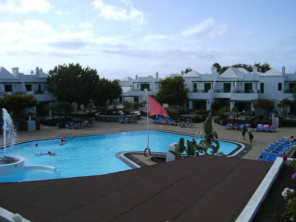 Pool und Anlage vom Plateau in der Mitte Hotel THB Royal