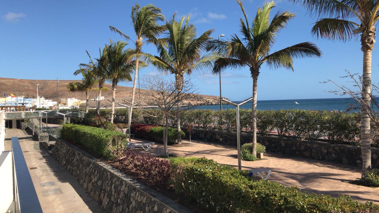 Hier der Blick vom Zimmer / Terrasse aus in Richtung Dorf  R2 Bahía Playa Design Hotel & Spa - Adults Only