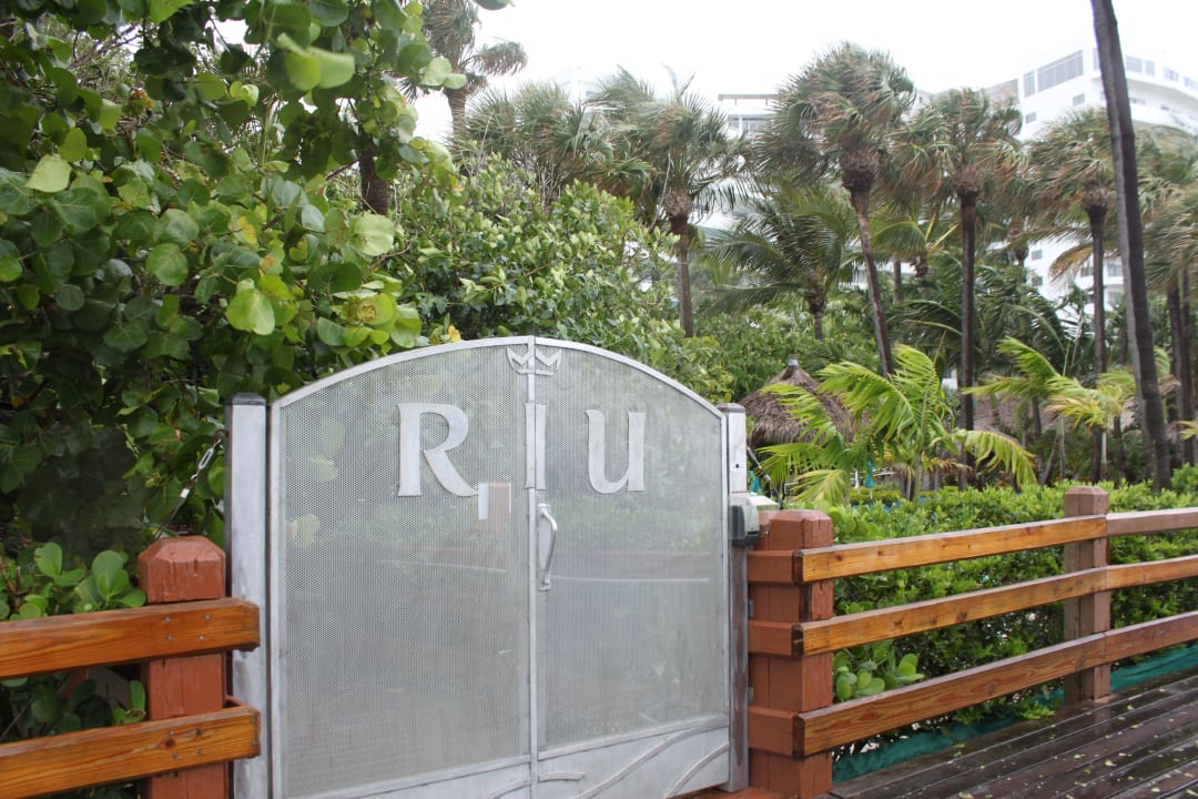Eingang vom Strand zum Pool Hotel Riu Plaza Miami Beach