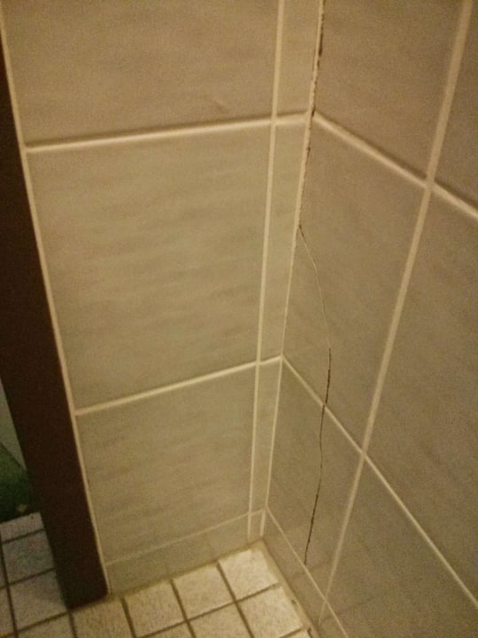 Gesprungene Fliesen am WC beim Krutzler Genussgasthof & Hotel