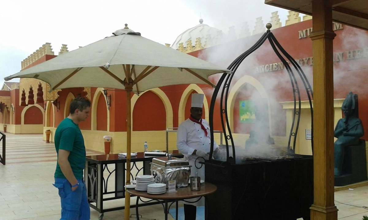Eines der vielen Grillangebote (vorm Asiaten) Pickalbatros Alf Leila Wa Leila Resort - Neverland Hurghada