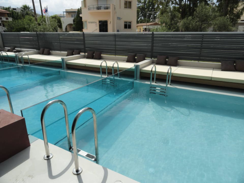 Hinten die Liegefläche Harmony Boutique Resort