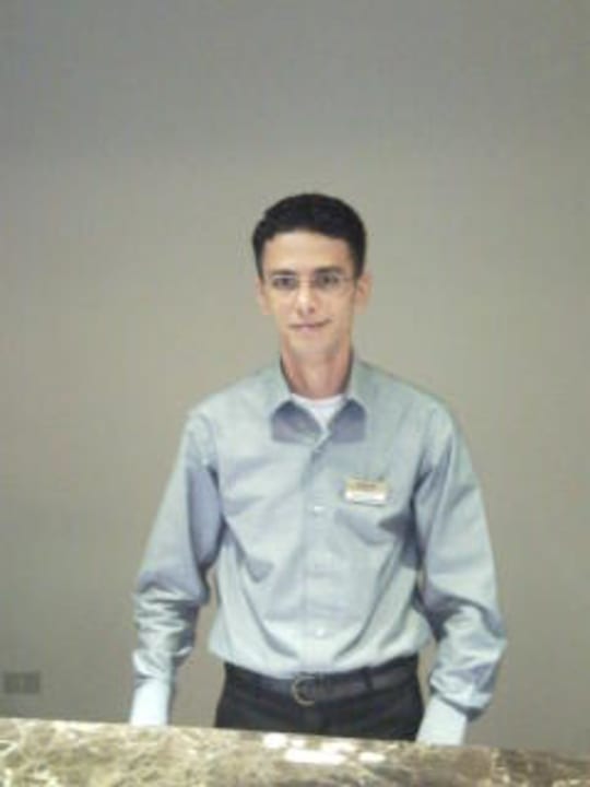 Der junge Mann an der Rezeption Coral Sun Beach