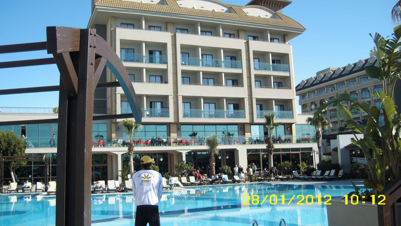 Blick vom Pool auf Hotel Aydinbey Kings Palace & Spa