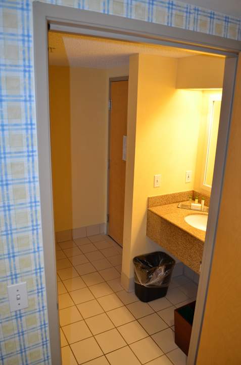 Blick aus WC auf Zimmertür Hotel Doubletree Grand Key Resort