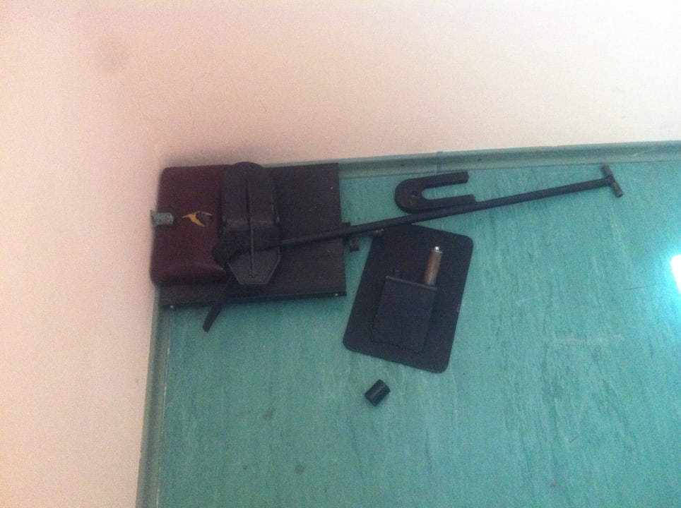 Rumliegende kaputte Teile im Fitnessraum Relax Inn Health & Spa