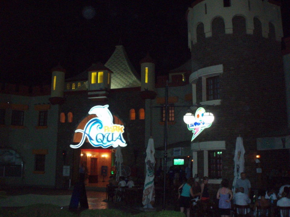 Hotel von Aussen bei Nacht Pickalbatros Aqua Blu Resort - Sharm El Sheikh