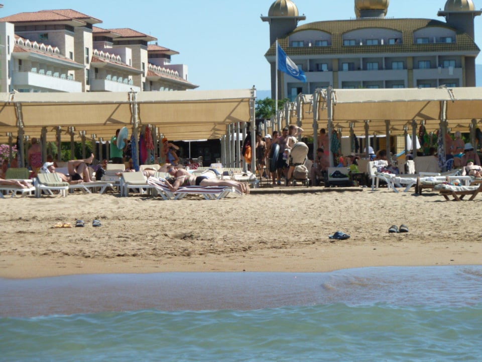 Strand mit Blick zum Hotel Aydinbey Kings Palace & Spa