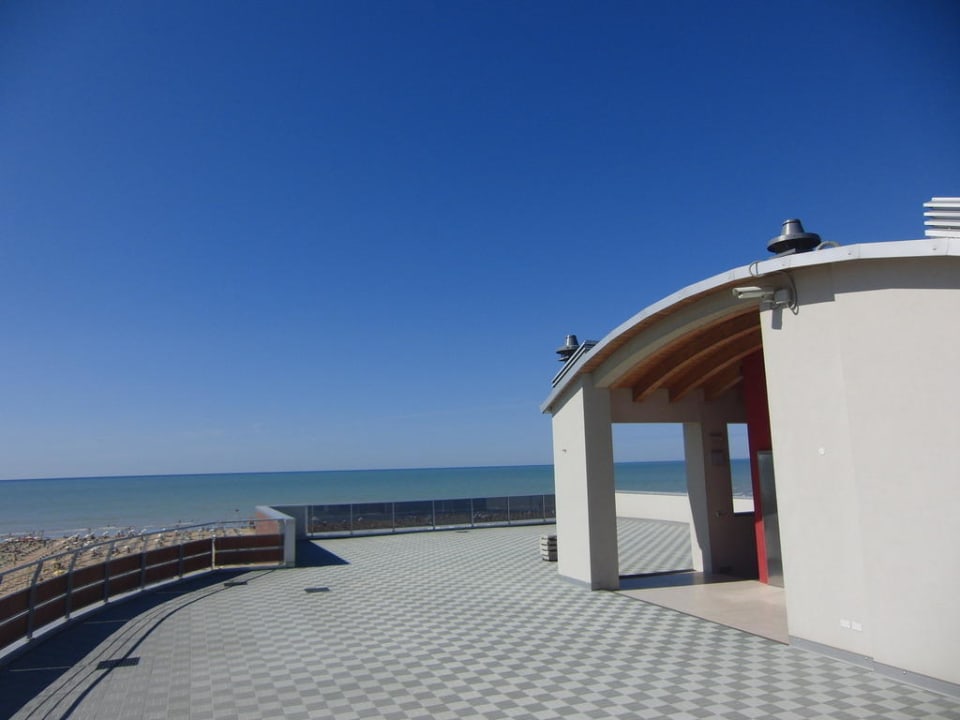 Die schöne Dachterrasse im 6. Stock Hotel Residence Panorama