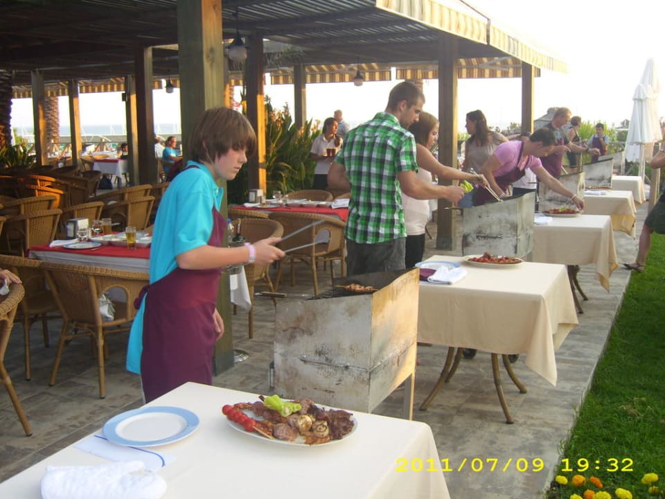 Barbecue-Grillen im Strandrestaurant Sunis Kumköy Beach Resort Hotel & Spa