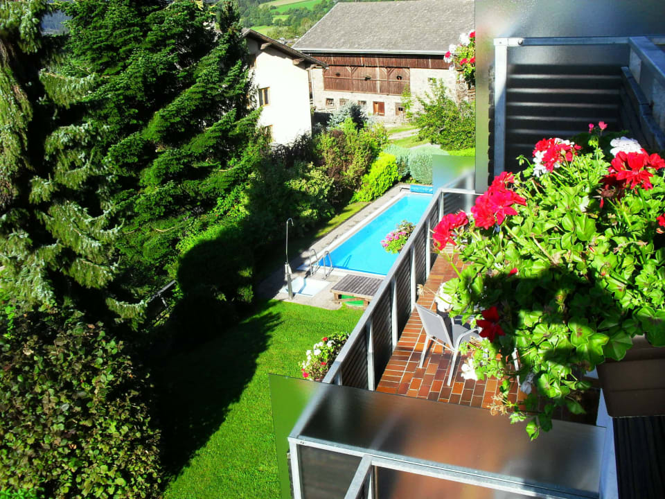 Blick vom Balkon auf den Pool Pension Gaimberg
