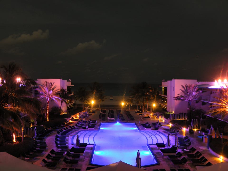 Pool & Ausblick bei Nacht Hotel The Ritz-Carlton South Beach
