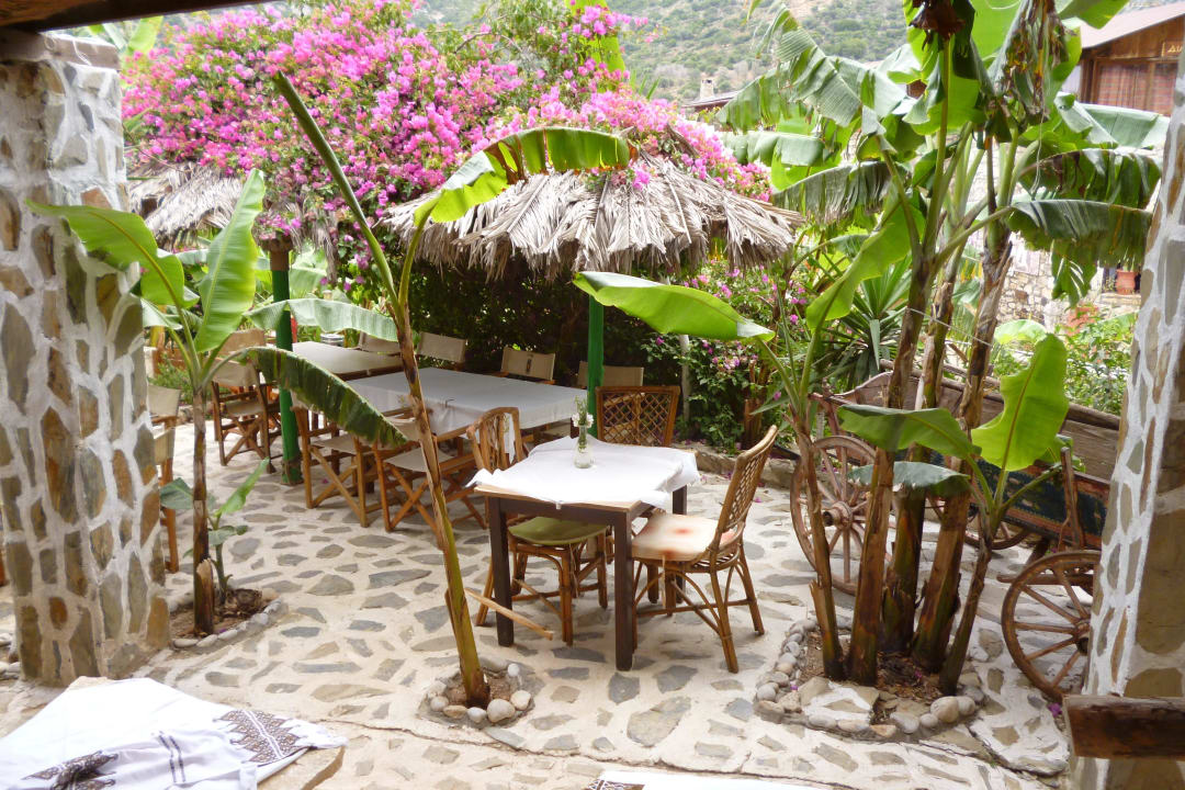 Teil des AußenrestaurantsTaverne Stone Village Petrino Horio
