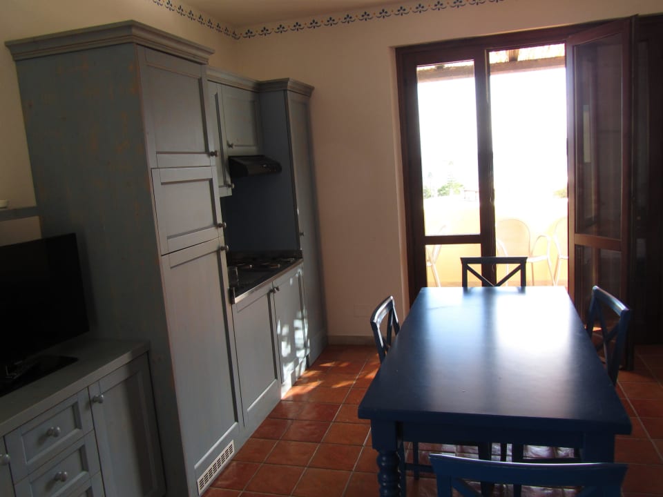 Küchenzeile, Esstisch, Balkontür Villaggio Cala Mancina