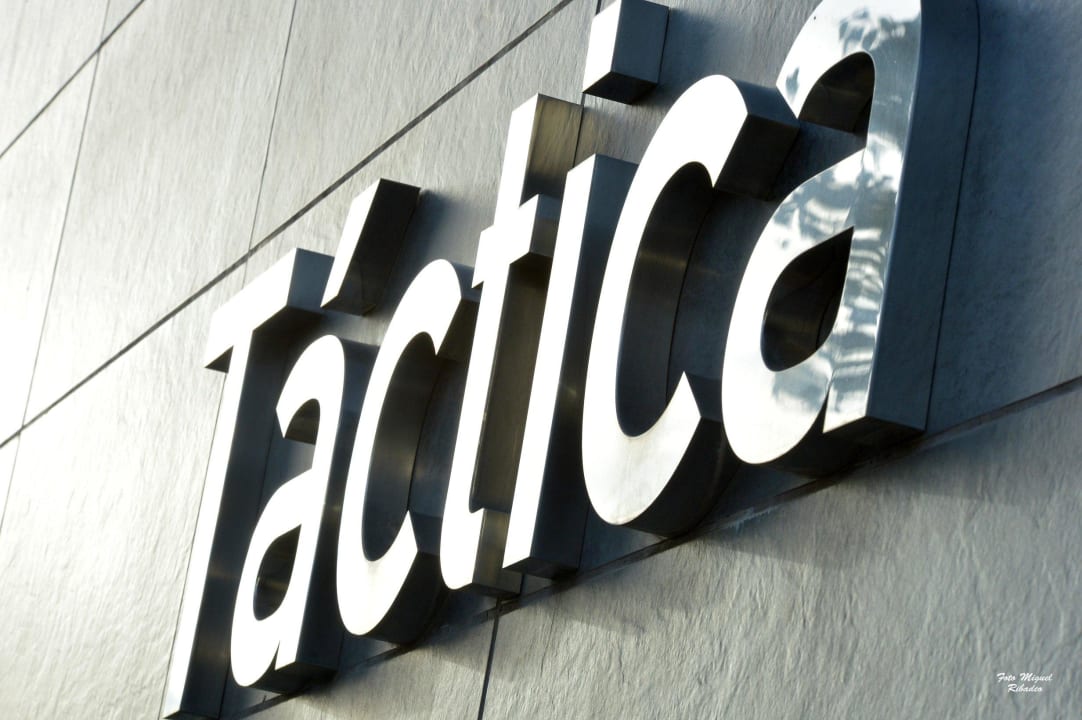 Fachada AZZ Valencia Táctica Hotel