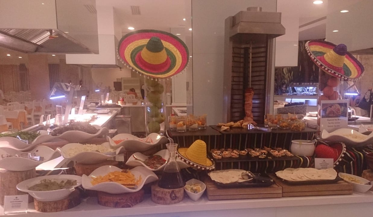 Themenbuffet Iberostar Waves Bouganville Playa