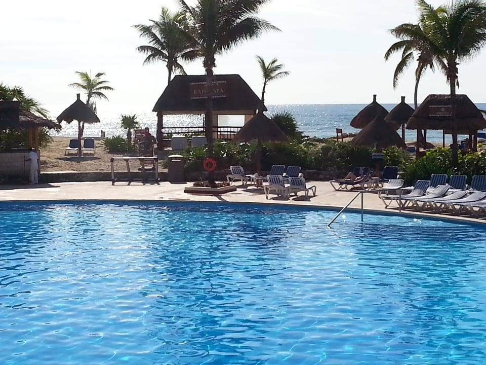 Morgens am großen Pool Bahia Principe Grand Tulum