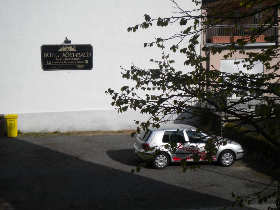 Parkplatz vom Hotel Burghotel Adenbach