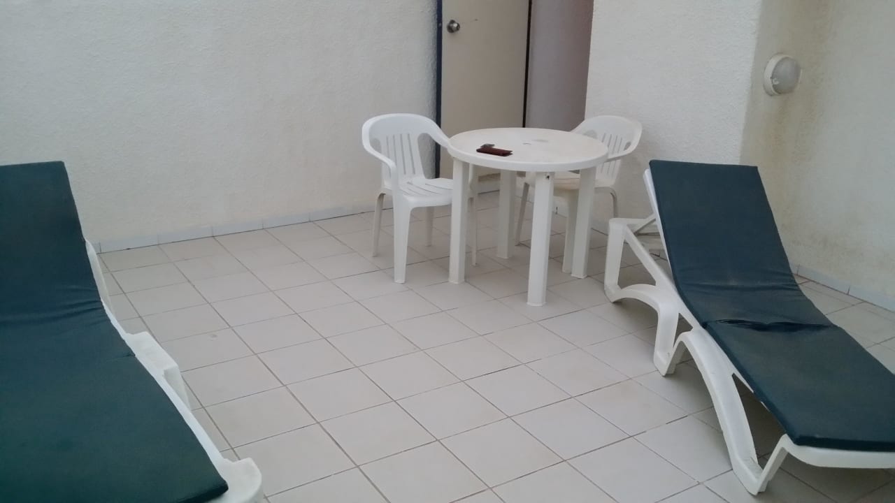 Terrasse, leider bis zum Schluß unsauber Hotel El Mouradi Djerba Menzel