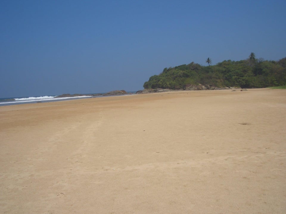 Leerer Bentota Strand gegenüber Hotel Hotel Lanka Princess Ayurveda