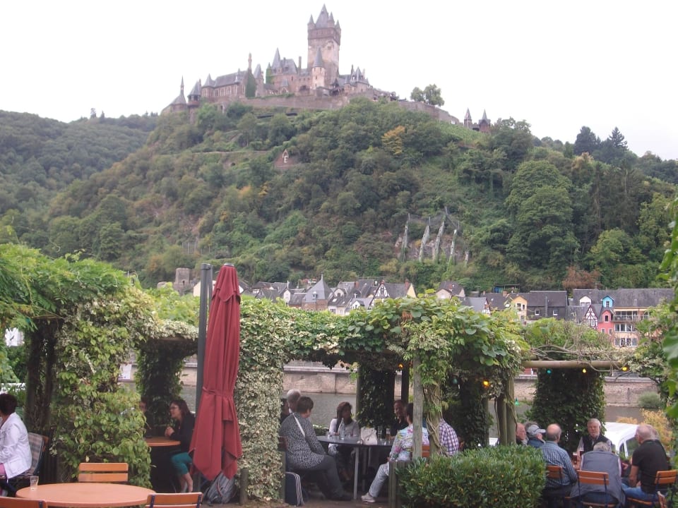 Blick zur Reichsburg Moselstern Hotel Brixiade & Triton