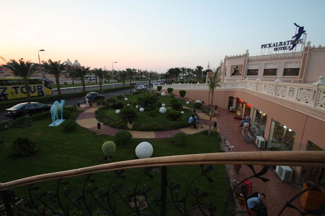 Läden vor dem Hotel Pickalbatros Palace Resort