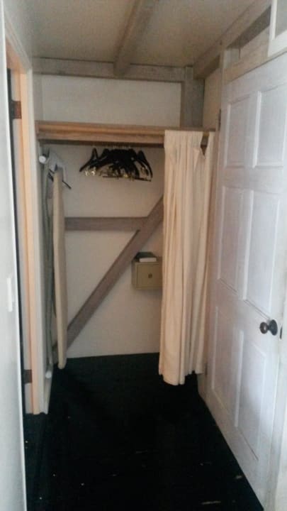 Kleiderschrank im Waterfront Cottage Cocobay Resort Antigua - Adults only