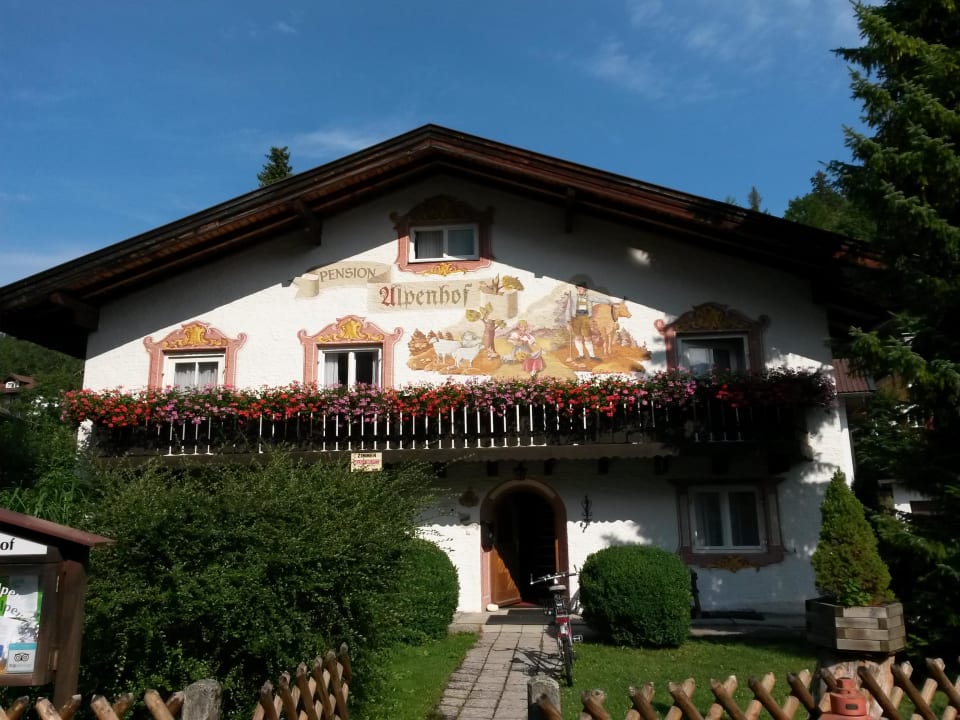 Von  Aussen  ok von  innen total  alt Pension Alpenhof