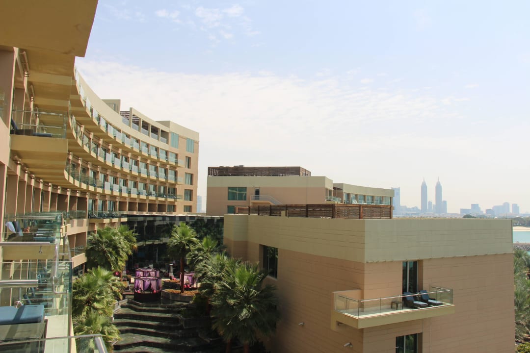 Ausblick zur anderen Seite vom Balkon Rixos The Palm Hotel & Suites