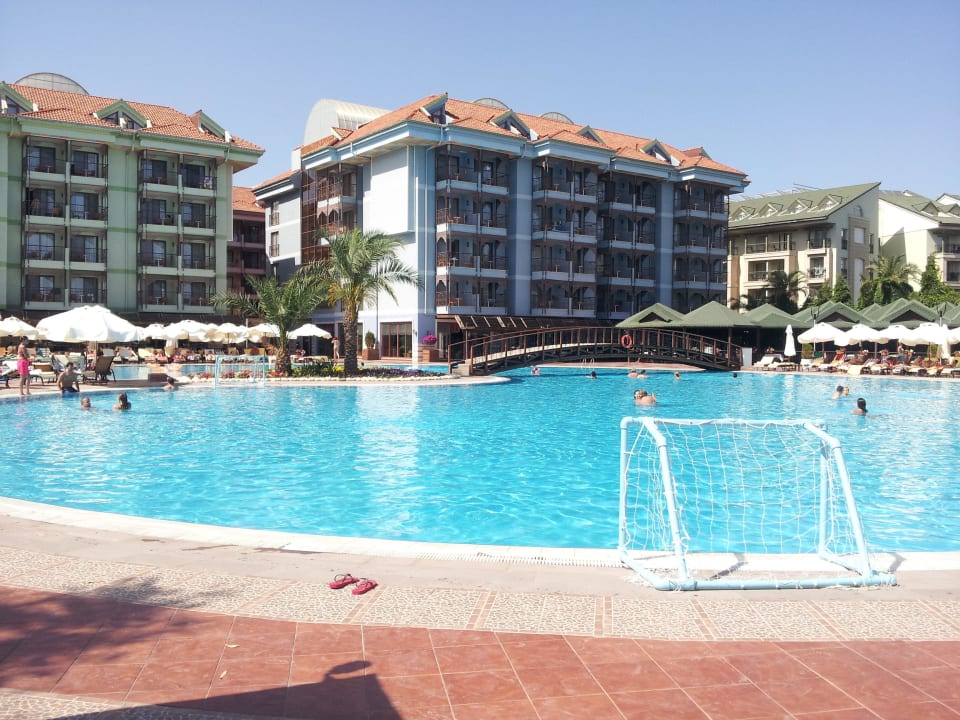 Pool und Hotelansicht Hotel Turan Prince