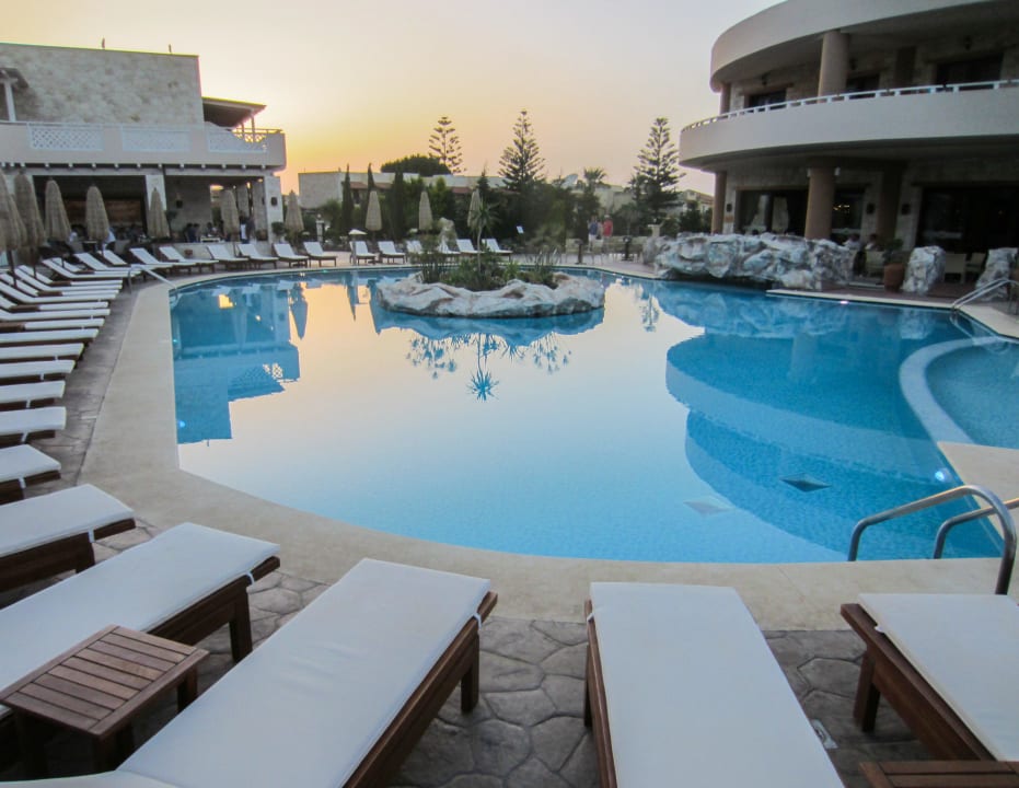 Pool am Abend Cactus Royal