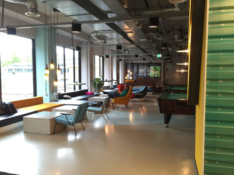 Lobby mit Chillmöglichkeiten und Billiard The Social Hub Amsterdam West