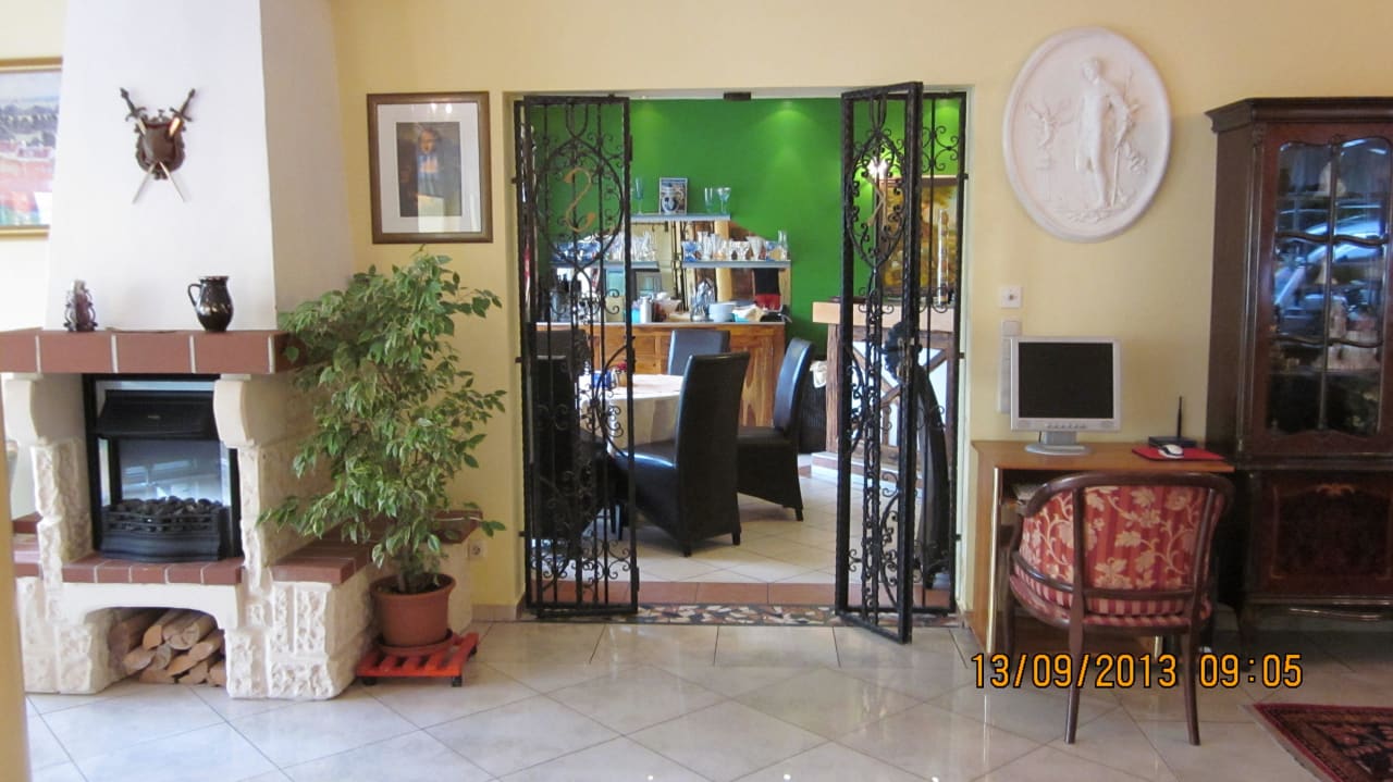 Blick zur Bar im Gartenbereich und Pool Schlössl Hotel Kindl