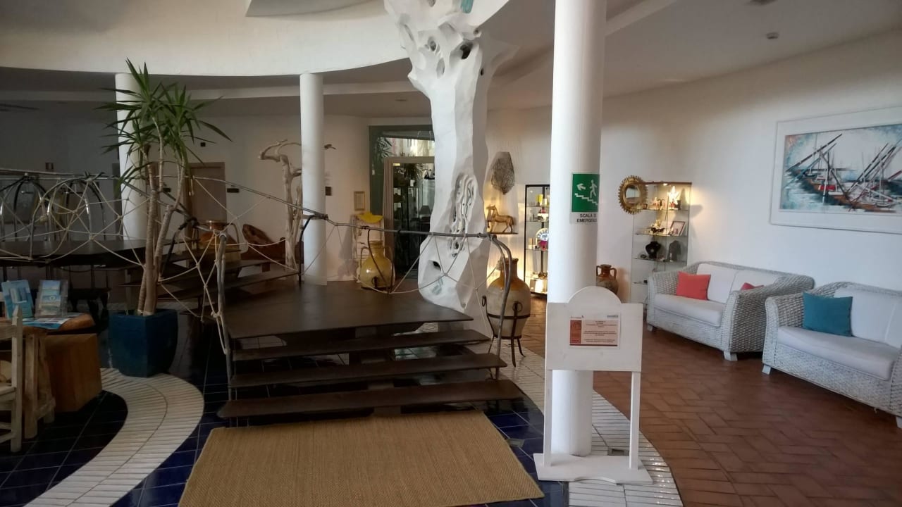 Auf/Abgang zur Lobby, auch mit Lift Hotel Resort & Spa Baia Caddinas