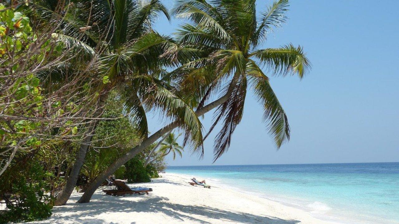 Strand vor den Superior Villen Filitheyo Island Resort