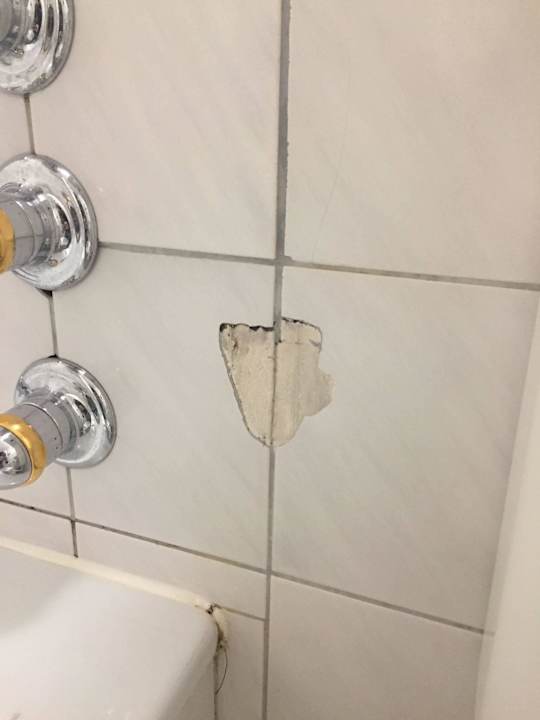 Einen von den fehlenden/gebrochene Fliesen  SORAT Hotel Berlin