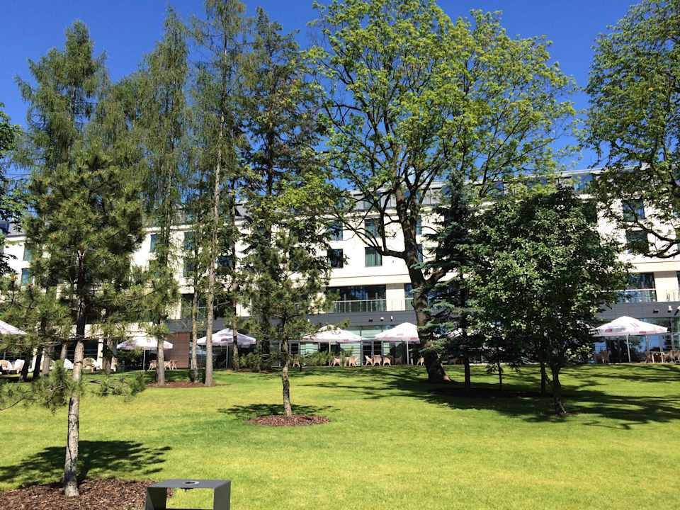 Od strony ogrodu DoubleTree by Hilton Hotel & Conference Centre Warsaw