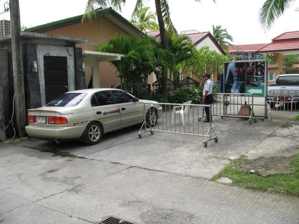 Kontrolle an der Einfahrt zum R Mar Hotel R Mar Resort & Spa