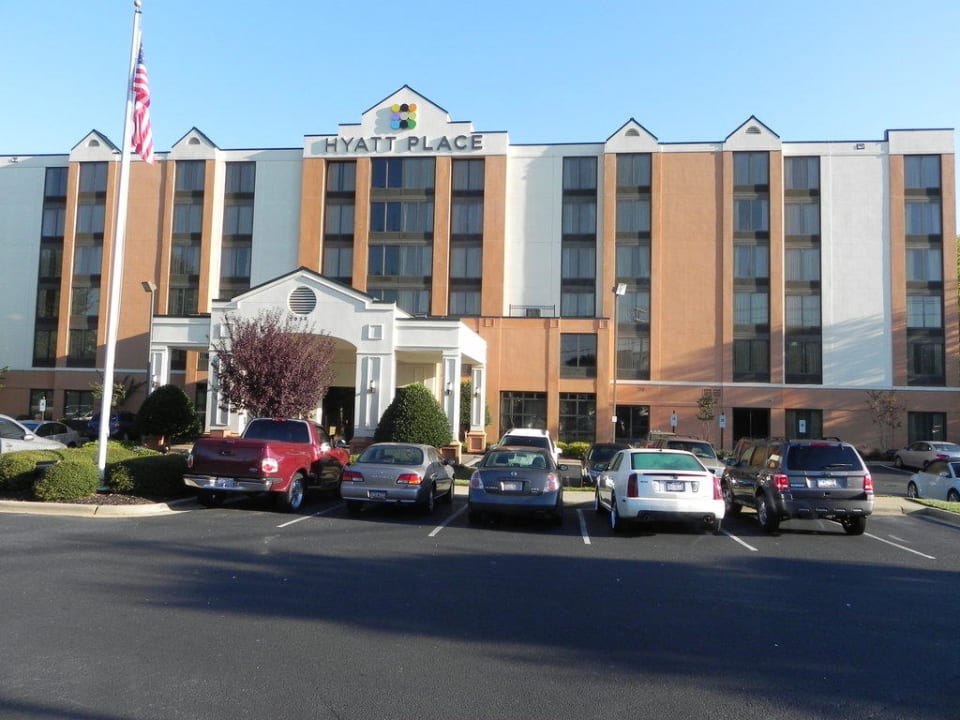 Vor dem Hotel/Eingangsbereich und Parkplätze Hotel Hyatt Place Charlotte Airport