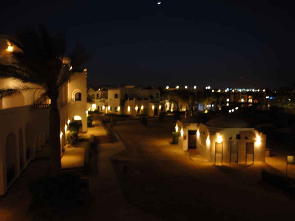 Hotelweg am Abend Arabella Azur Resort