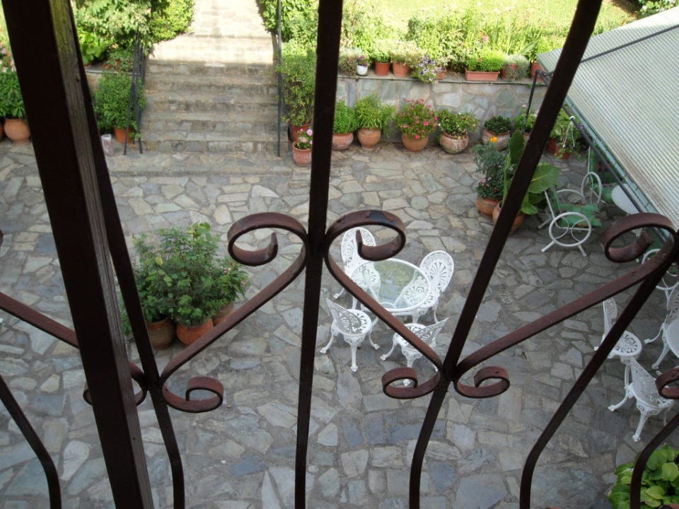 Frühstücktische im Hof Hotel Zozas Rooms