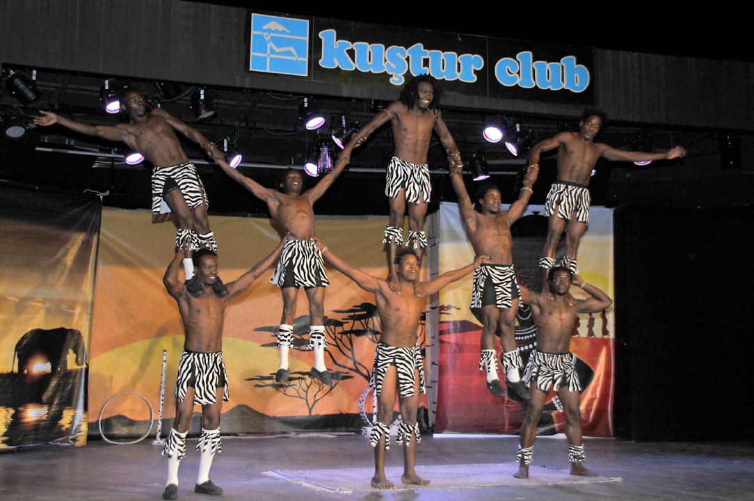 Abendshow Akrobatik Kenia Kustur Club Holiday Village