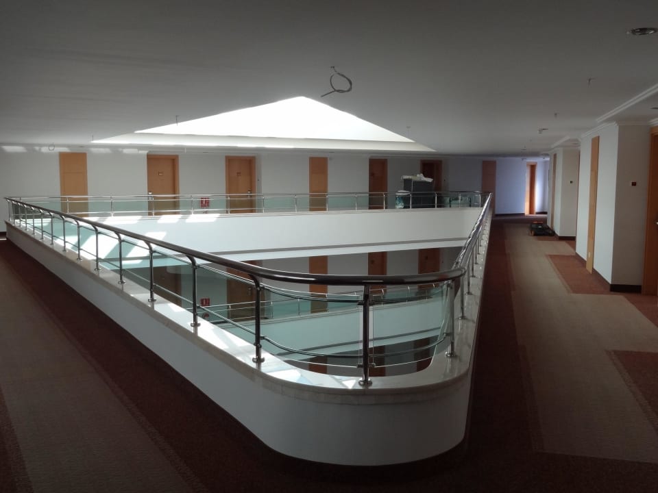 Flur zu den Zimmern Saphir Resort & Spa