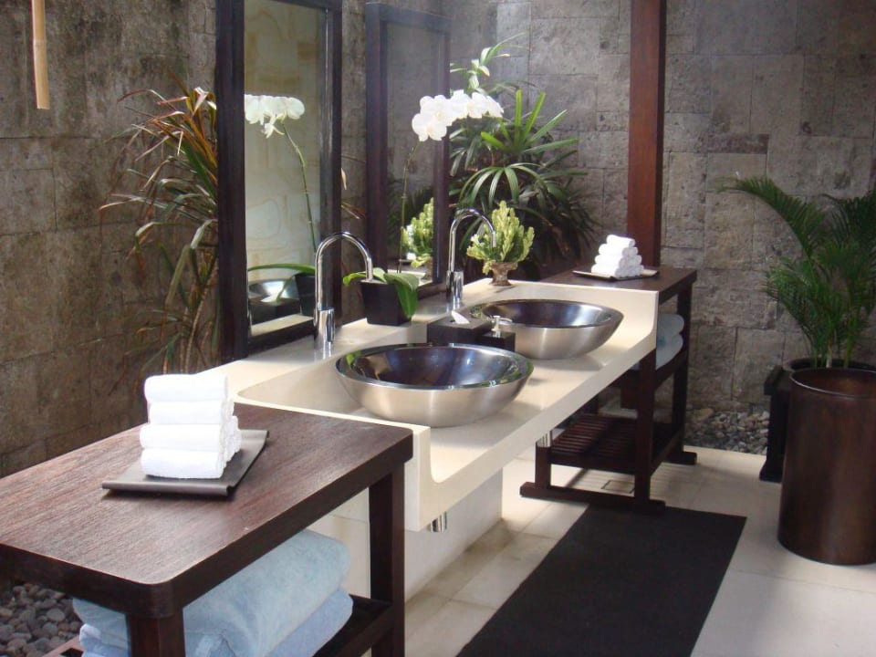 Sanitärbereich am Pool Bulgari Hotels & Resorts Bali