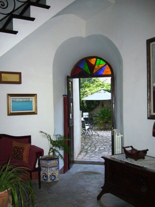 Eingangsbereich und Tür zum Garten Hotel S'Ardeviu